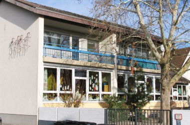 Ansicht auf das Gebäude und den hauseigenen Spielplatz des Protestantischen Kindergartens 1